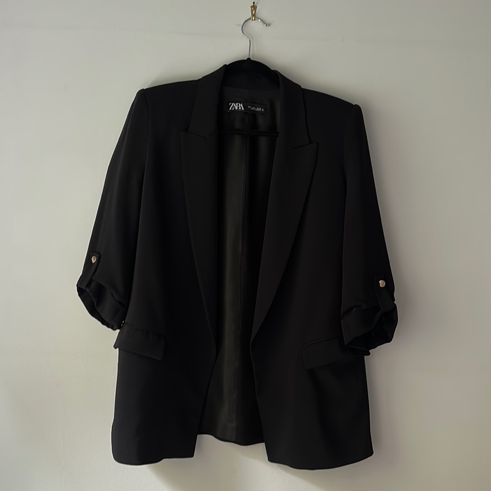 Black blazer from Zara with rolled-up sleeves